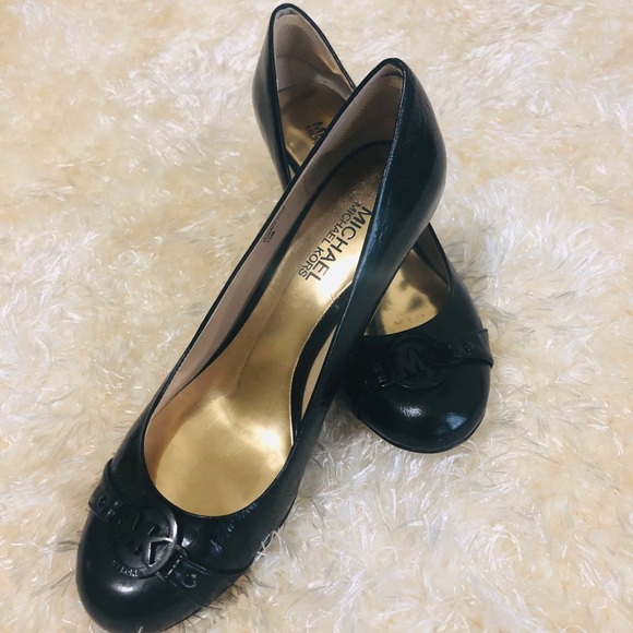 MICHAEL KORS Black Leather Round Toe Logo Heels. - Picture 2 of 5